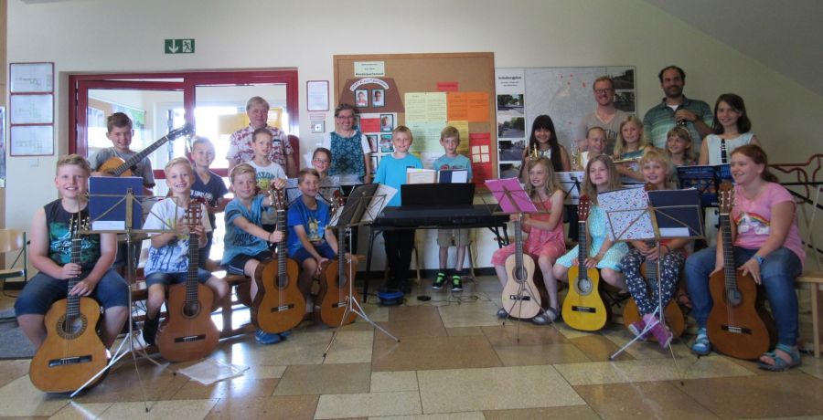 Haben an der Katholischen Grundschule Bad Wünnenberg das Projekt „JeKits“ geleitet (von links): Gitarrenlehrer Guido Böger, Klavierlehrerin Juliane Holzapfel-Menke, Trompetenlehrer Sebastian Meyer, Leiter des Ensembles Kunterbunt Andreas Münster. Klarinettenlehrer Mathias Günther ist nicht mit auf dem Bild. (Foto: Kreismusikschule Paderborn) Haben an der Katholischen Grundschule Bad Wünnenberg das Projekt „JeKits“ geleitet (von links): Gitarrenlehrer Guido Böger, Klavierlehrerin Juliane Holzapfel-Menke, Trompetenlehrer Sebastian Meyer, Leiter des Ensembles Kunterbunt Andreas Münster. Klarinettenlehrer Mathias Günther ist nicht mit auf dem Bild. (Foto: Kreismusikschule Paderborn)
